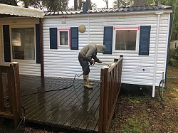 Nettoyage Karcher Mobilhome, forfait simple, soufflage de la toiture et de la terrasse, nettoyage basse pression des parois du mobilhome et de l’auvent.