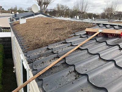 Nettoyage complète de la toiture au nettoyeur basse pression, des gouttières, des façades, de l’auvent et de la terrasse. Application d’un antimousse pour protéger les surfaces.