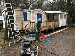 Nettoyage complète de la toiture au nettoyeur basse pression, des gouttières, des façades, de l’auvent et de la terrasse. Application d’un antimousse pour protéger les surfaces, camping de saint brévin les pins aux pierres couchées.