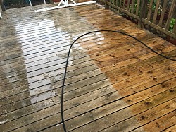 Dégrisement de terrasse, nettoyage et démoussage, protection antimousse, hydrofugation de la terrasse, traitement anti-mousse et application d’un saturateur marine, prestations de services avec ei netoit services.