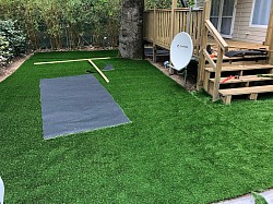 Aménagement extérieur du jardin avec une pelouse synthétique, jardin naturel pour mobilhome sans entretien, eu netoit services